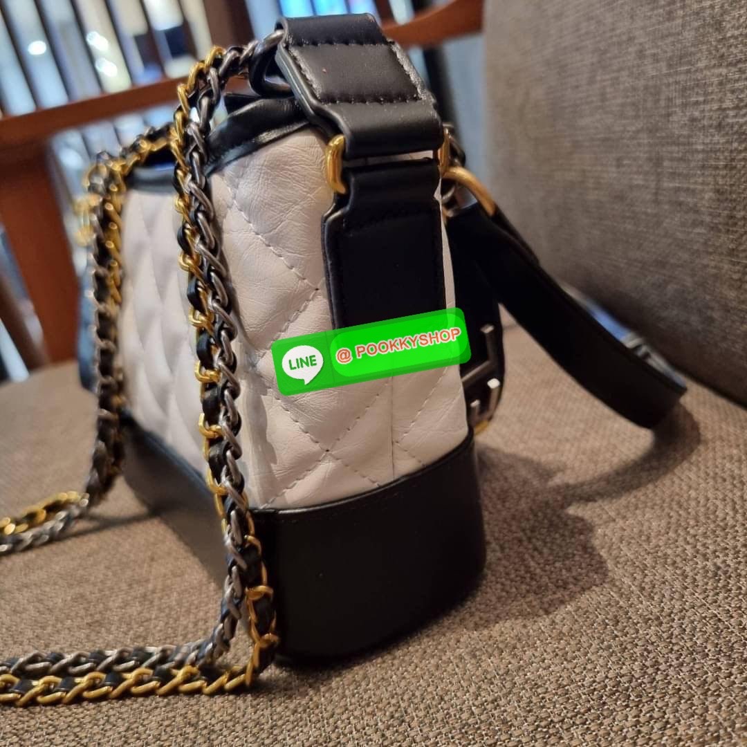 RESTOCK!! LIMITED SHOULDER BAG พรีเมี่ยมกิ๊ฟ Chanel ไซส์คลาสสิค กระเป๋าสะพายข้าง/ไหล่ หนังสังเคราะห์ นิ่ม หรู มาพร้อมพวงกุญแจสัญลักษณ์แบรนด์ พิเศษ!! สายคล้อง jumbo font เพิ่มดีเทลความแพง อะไหล่พร้อมโซ่สะพายสีทองสลับสีเงินรมดำ สามารถสะพาย crossbody หรือสะพ
