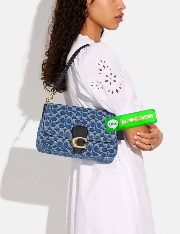 COACH CA105 SOFT TABBY SHOULDER BAG IN SIGNATURE DENIM ใหม่ล่าสุด กระเป๋าสะพายไหล่/สะพายข้าง ดีไซน์วินเทจย้อนยุค สวยคมชัด ด้วยดีไซน์สีเดนิม ให้ดูคลาสสิคมากขึ้น วัสดุผ้าเดนิมลายซิกเนเจอร์ น้ำหนักเบา เปิด-ปิดด้วยฝาปิดแม่เหล็ก ด้านหลังมีช่องซิป ภายในเป็นช่อง