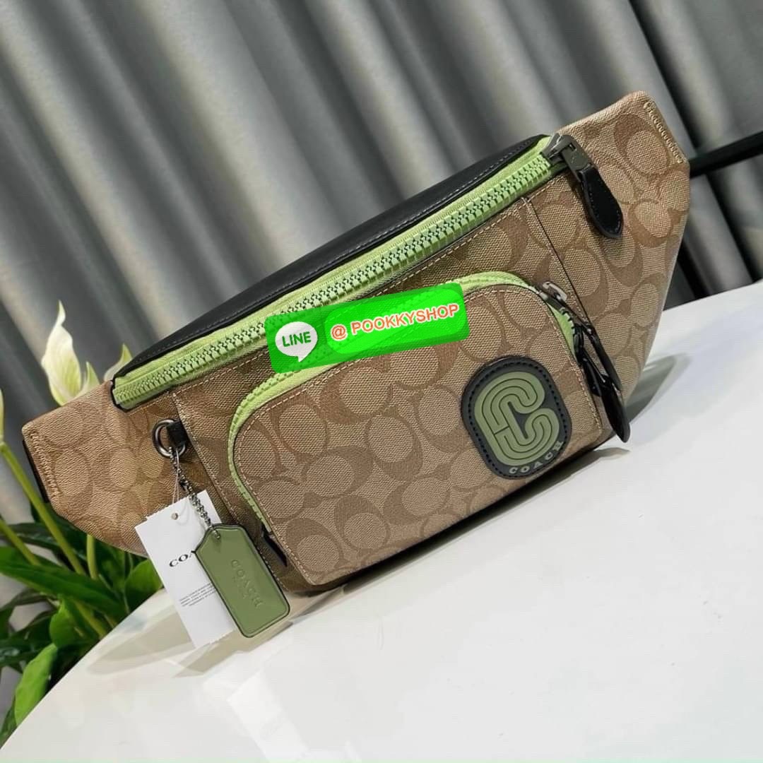 Coach C019 – Charter Belt Bag With Patch (Khaki Green Multi) ใบนี้คือจังหวะสนุกของสีธรรมชาติกับความเท่ที่ใช้งานได้จริง “คาดไว้ไม่ได้แค่ของ…แต่คาดไว้คือสไตล์ที่ไม่ซ้ำใคร” Coach C019 รุ่น Charter Belt Bag โทน Khaki/Green พร้อมโลโก้ Coach Leatherware Patch ข