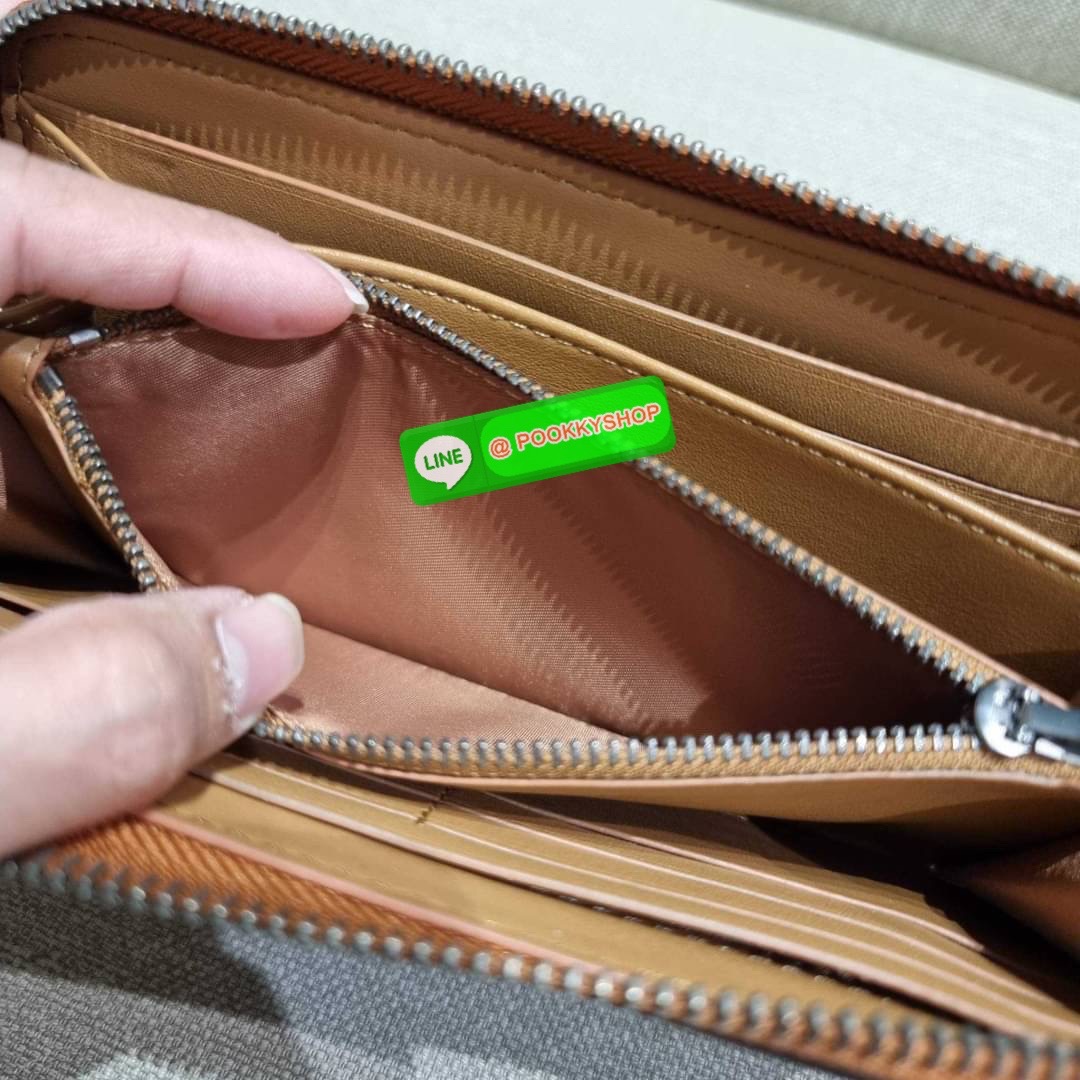 COACH C3548 LONG ZIP AROUND WALLET WITH HORSE AND CARRIAGE พร้อมเสิร์ฟความหรู กับคอลใหม่ สีสวย ผู้ดีขับผิวมาก กระเป๋าสตางค์ใบยาวกึ่งคล้องมือ เรียบหรู โดดเด่นด้วยโลโก้เอกลักษณ์ วัสดุหนัง pepble ทนทาน มาพร้อมสายคล้องมือ ถอดออกได้ ภายในใส่บัตรได้เยอะ มีช่องซ