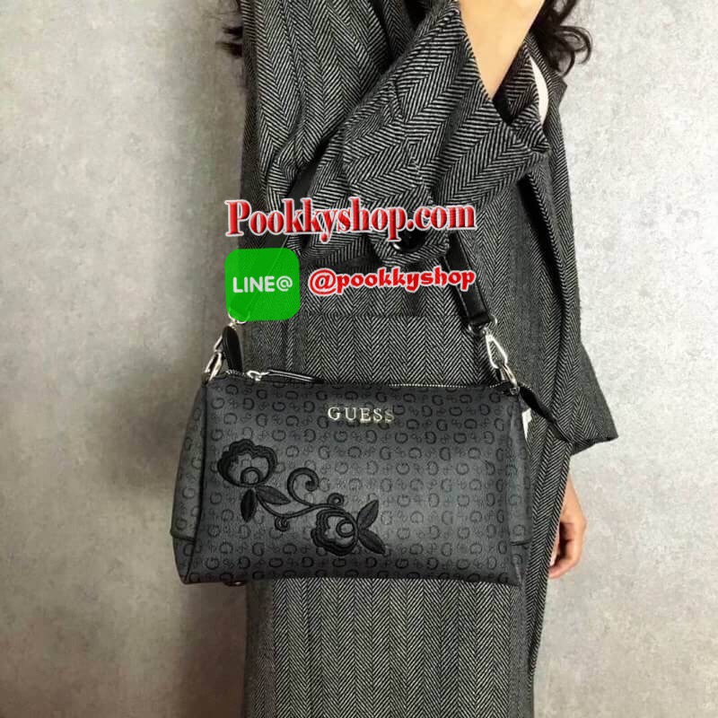 GUESS SHOULDER BAG WITH EXTRA STRAPS 2018 กระเป๋าสะพายรุ่นใหม่หนังสวยอยู่ทรงสกรีนโลโก้แบรนด์รอบใบปักดอกไม้โดดเด่นตามคอนเซ็ปคอลเลคชั่นนี้ รุ่นนี้พิเศษที่มาพร้อมสายสะพาย2สาย ทั้งสายสั้นสะพายไหล่และสายยาว Crossbody ถอดปรับได้ เปิดปิดด้วยซิป ภายในมีช่องแบ่ง3ช