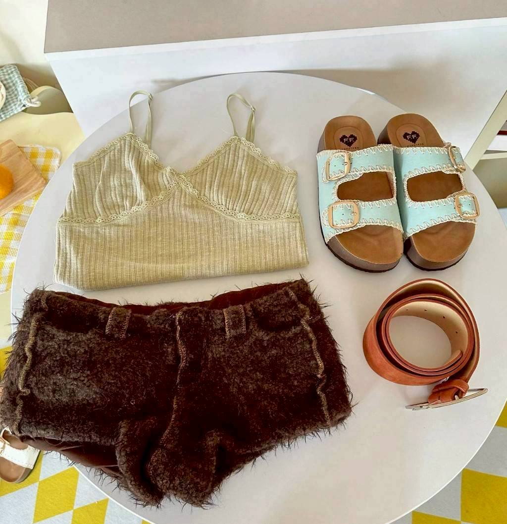 แบบมาใหม่ รองเท้าทรงไบเก้น ส้นหนา 1.5 นิ้ว เย็บตกแต่งลาย งานแฮนด์เมดช่างไทย พื้นเสริมฟองน้ำตรงส้นเท้า ใส่สบาย เข็มขัดปรับระดับเข้าออกได้ เป็นงานส้น PVC แต่งลายไม้ โดนน้ำได้ ไม่เหม็นอับ น้ำหนักเบา