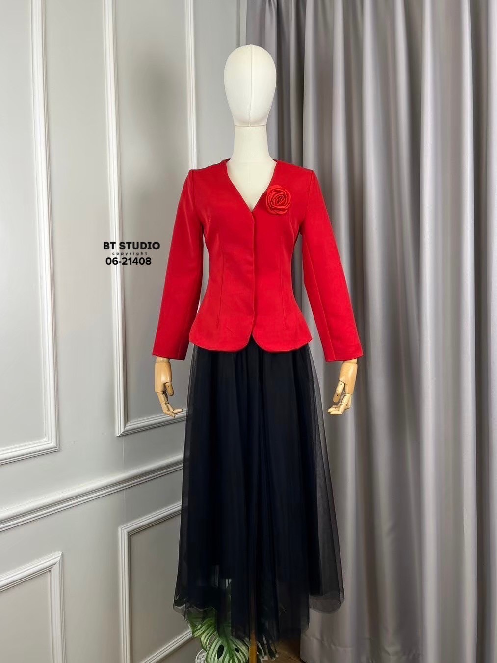 ชุดเซทแฟชั่น เซท 3 ชิ้น เสื้อเบเซอร์แขนยาวแต่งติดแป๊กด้านหน้า มาพร้อมเข็มกลัดโบ แมทซ์กับกระโปรงเอวสูง