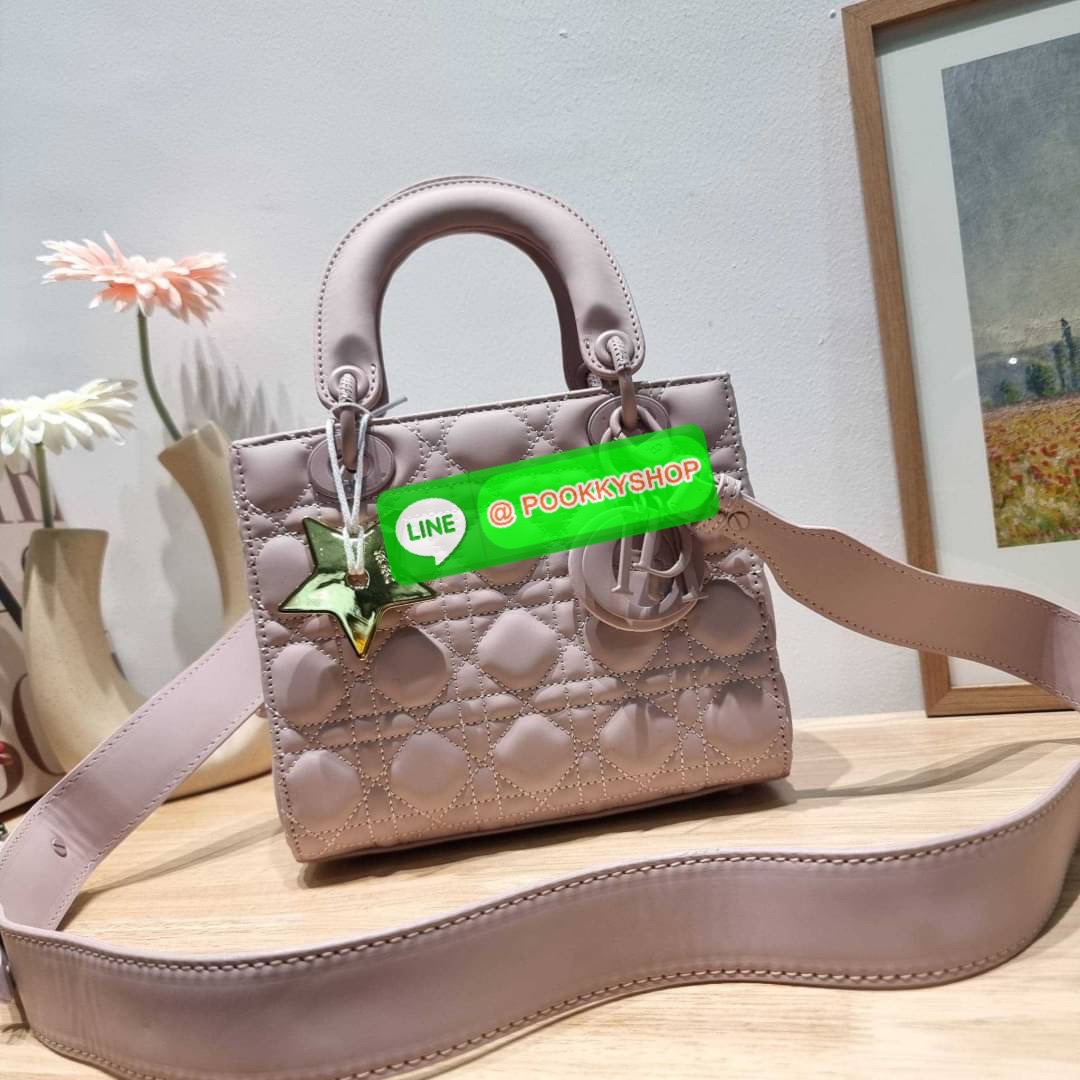 NEW ARRIVAL!! CD LADY ULTRAMATTE BAG กระเป๋าสะพายข้างพรีเมี่ยมกิ๊ฟสุดฮอต ดีไซน์เรียบง่าย แต่แฝงไปด้วยความหรูหรา ทรงกล่องคลาสสิค โดดเด่นด้วยพวงกุญแจอะไหล่สีเดียวกับตัวกระเป๋า วัสดุหนังแท้ผิวแมทท์ ลายเส้นซ้อนทับสวยงาม มีรูปแบบ หูจับในตัวและสายครอสบอดี้สุดเล