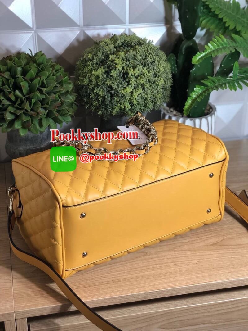 GUESS Sweet Candy Large Satchel กระเป๋าสะพายทรง Bowling รุ่นใหม่ล่าสุดจาก GUESS FACTORY หนังนิ่มลายตารางสวยอยู่ทรงใบใหญ่กำลังดี ด้านหน้าประดับโลโก้หูหิ้วโซ่ร้อยหนังสะพายไหล่ได้เเข็งแรงรับน้ำหนักได้เยอะ เปิดปิดด้วยซิปสะดวกใช้ มีหมุดรองฐานกันรอย ภายในมีช่อง