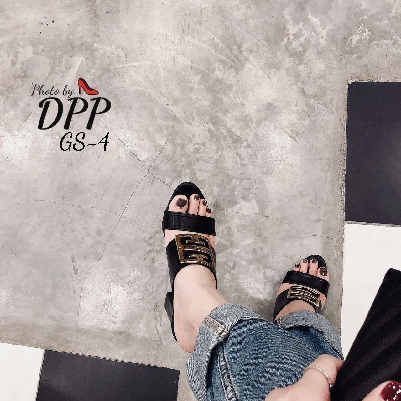 พร้อมส่ง Givenchy ตัวใหม่ ล่าสุดของปีนี้ งานชนช้อป *ปั้มแบรนด์ กล่องเรียบ * รองเท้าส้นตันสูง3นิ้ว ทรงสวม สายคาดหน้า หนังนิ่ม ตกแต่งดีไซน์ด้วยอะไหล่สีทอง งานสวยมากก ดูแพงสุดๆ มาในราคาเบาๆ บอกเลยอย่ารอช้า สั่ง โอน เลยจ้า