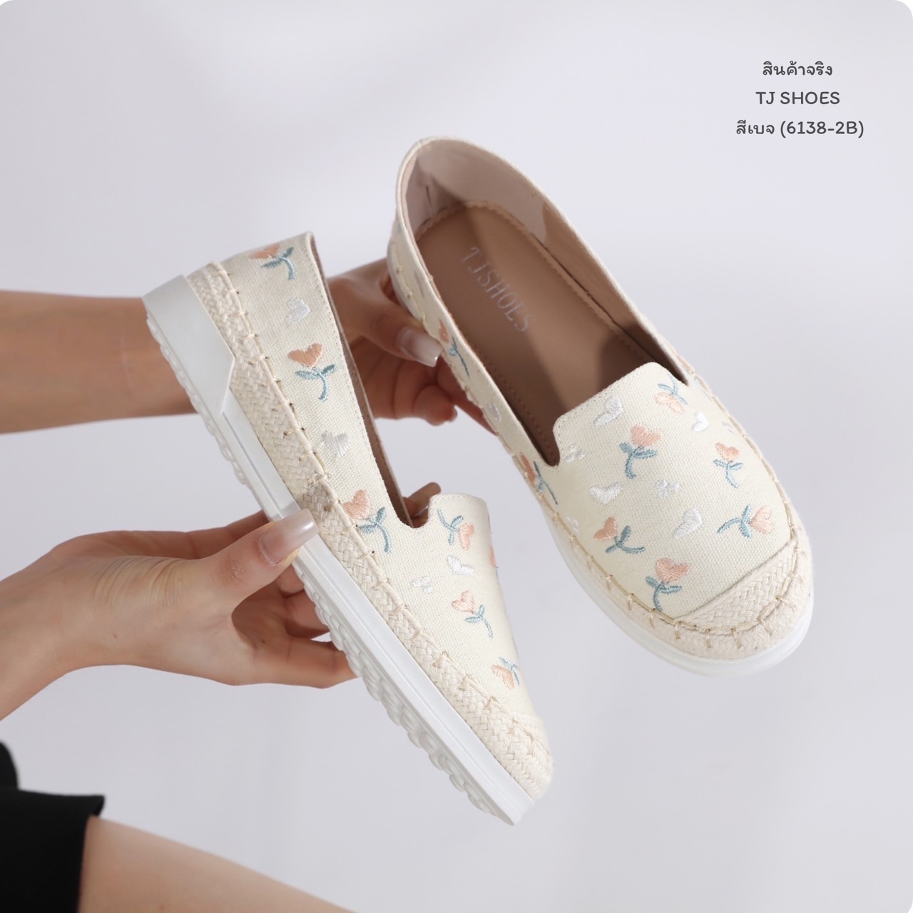 พร้อมส่งแบบใหม่มาแรง รุ่นนี้เป็นงานสั่งทำพิเศษ คุณภาพดีมากๆ - ผ้ารุ่นนี้นิ่ม นิ่มมากนิ่มสุดๆ - พื้นบุนวมนิ่มใส่นุ่มสบายมาก น้ำหนักเบา - ใส่นุ่มเดินทั้งวันได้สบายมากๆ - สวยใส่ง่าย แมทได้กับทุกชุด ใส่ได้ตลอดไม่ตกเทรนด์ - ส้นเกรดพรีเมี่ยมกันลื่นอย่างดี