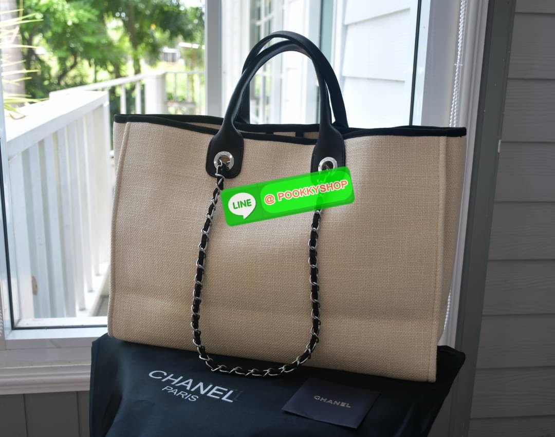 premium gift Chanel Tote canvas จากแบรนด์ Chanel กระเป๋าสะพาย Chanel Tote canvas โลโก้ปักกระเป๋าทรง Tote ผ้า canvas เนื้อหนาอย่างดีมีซับใน ด้านหน้าปักโลโก้ไข่มุกแบรนด์หรู หูจับมี 2 แบบคือ แบบสายหนัง และ โซ่ สามารถสะพายไหล่ได้คะ ใบใหญุจุของคุ้ม แต่น้ำหนักเ