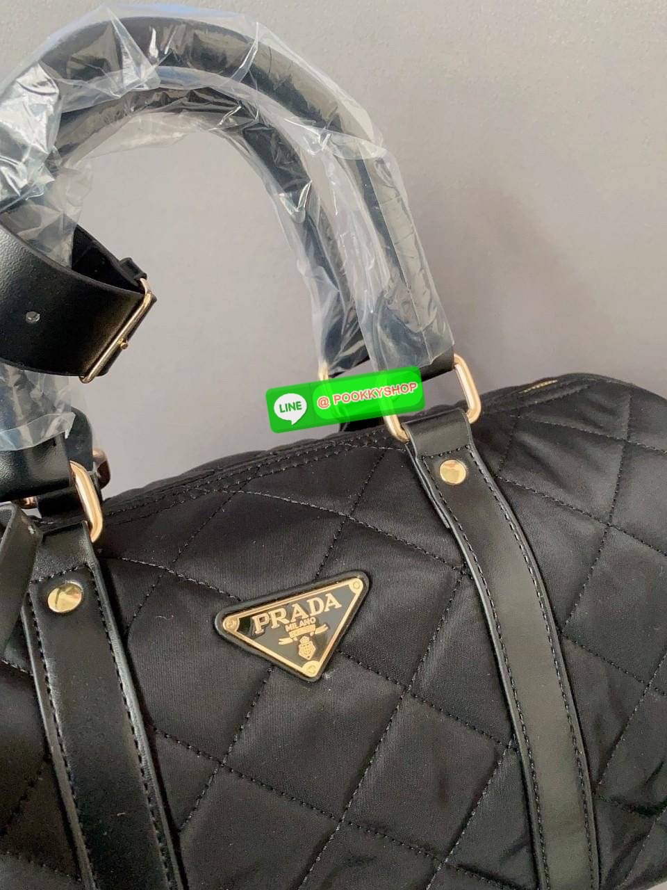 ต้อนรับปีกระต่าย ด้วยกระเป๋าทรงหมอน ยอดฮิต จากงานพรีเมี่ยมกิ้ฟจากแบรนด์ PRADA อะไหล่ทองทั้งใบ มีแท้กหนังด้านหน้าสวยหรู ด้านในเปิดปิดด้วยซิปยาว มีช่องซิปแยกอีกช่อง ใส่กระเป๋าวตางค์ยาว ไอแพดมินิได้เหลือๆเลยค่ะ มาพร้อมสายยาวหนัง แถมมีที่รองบ่าไม่เจ็บไหล่ สุด