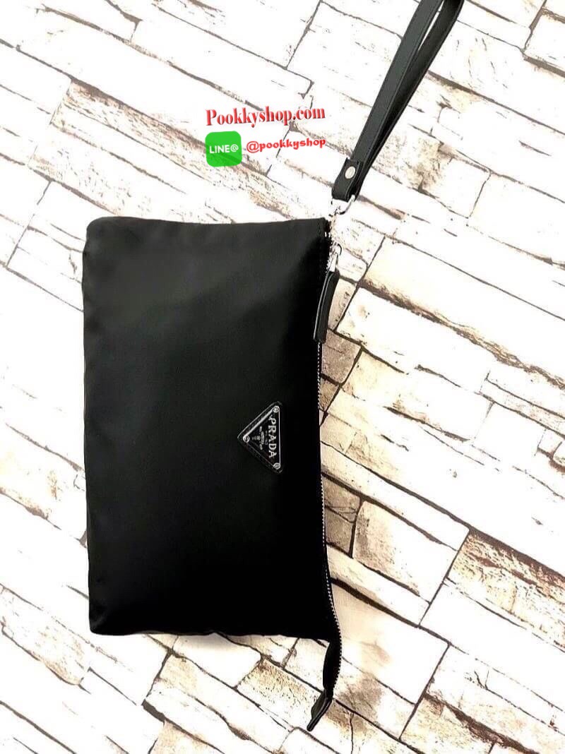 MUST HAVE! PRADA NYLON GIFT WITH PURCHASE CROSSY BAG กระเป๋าคล้องมือ พรีเมี่ยมกิ้ฟจากเคาน์เตอร์ต่างประเทศรุ่น Limited วัสดุ Nylon เนื้อหนาคุณภาพดีตามแบบฉบับแบรนด์ เปิดปิดด้วยซิปขนาดกำลังดีด้านหน้าประดับโลโก้แบรนด์หรู ด้านหลังมีช่องซิปอีก1 ช่องภายในมีช่องซ