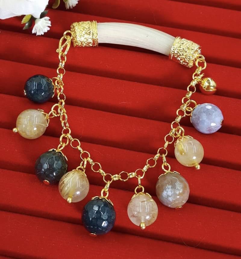 New Arrival !!!!!! สร้อยข้อมือหางช้าง ประดับหินมงคลงานทอง 5 ไมครอน ความหมายของหยกคือ อุดมสมบูรณ์ ร่ำรวย ใส่แล้วดีมากๆค่ะ งานทอง 5 ไมครอน งานเหมือนทองแท้ สีไม่หลอกตา