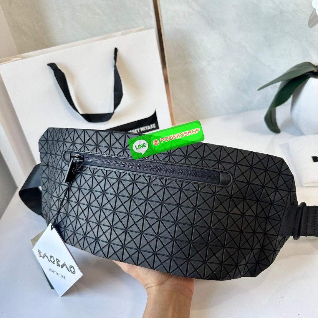 BaoBao Issey Miyake baton belt bag 🔖กระเป๋าคาดเอว/คาดอก เอกลักษณ์โดดเด่นตลอดทั้งใบ สุดเทห์ น้ำหนักเบาพกพาสะดวก 🔖วัสดุ: โพลียูรีเทนผสมหนัง 🔖เปิด-ปิดแบบซิปบน และมีช่องซิปด้านหน้า ภายในมีช่องแยกสัดส่วน 2 ช่อง ซับในผ้าไนลอน 🔖สา