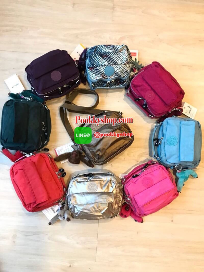 Kipling Messenger Nylon Bag กระเป๋าสะพายทรงเหลี่ยมขนาดมินิ สามารถถือ/สะพายสายคู่ สะพายสายเดี่ยวและสะพายเป้ มีหลายช่องใช้งาน ด้านหน้าเป็นช่องเล็กใส่ของจุกจิก ซิปคู่ด้านหน้าภายในมีช่องเล็กแยกเป็นสัดส่วน ซิปเดี่ยวด้านหลังกว้างเพิ่มช่องใส่ของได้อีก1ช่อง ขนาดก