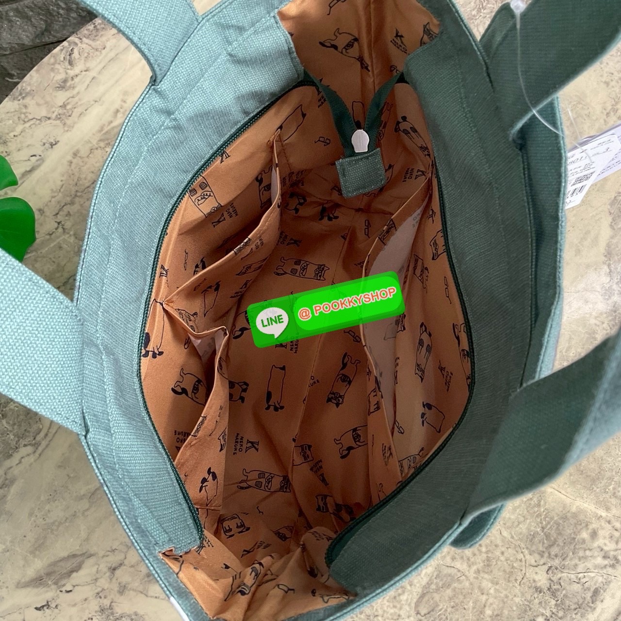 กระเป๋าถือ คล้องแขน ทรงโท้ทสุดเก๋และน่ารัก Nekomaruke Hamipoke Bag จาก Kusguru Japan กระเป๋าโท้ทสุดน่ารักใบนี้เหมาะสำหรับผู้หญิง และเป็นไอเทมใหม่ในคอลเลกชันฤดูใบไม้ผลิ/ฤดูร้อน 2025