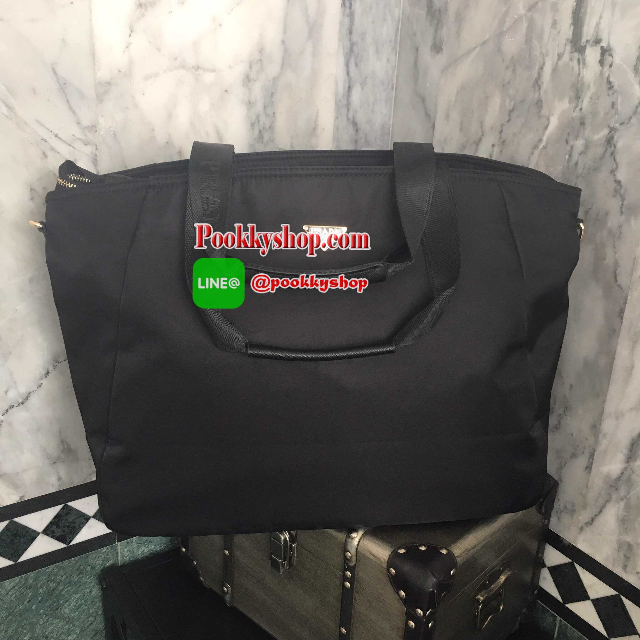 งานพรีเมี่ยมกิ้ฟ จากเคาเตอร์ต่างประเทศคะ รุ่น Limited edition ค่ะ ได้กระเป๋าอเนกประสงค์ ทรง TOTE จากแบรนด์ PRADA มาค่า เป็น กระเป๋าผ้าไนล่อน ตามแบบฉบับของแบรนด์เลย ใบนี้มีสายยาวให้คะ เลิศมาก สะพายเป็น shoulder bag หรือ ถือได้คะ ใช้ได้2ด้าน ด้านนึงโลโก้แบร