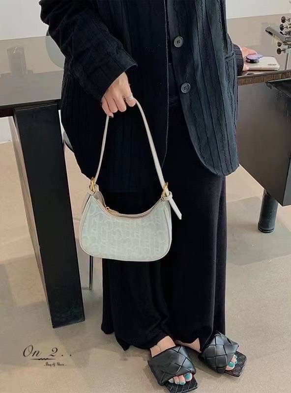 💥💥NEW Arrival 💥💥 Korean Style bag กระเป๋าสะพายไหล่ทรงวินเทจ สุดเก๋♥️ วัสดุเป็นผ้ายีนส์สีฟ้าอ่อนมีลาย น้ำหนักเบาใส่ของได้เยอะ สายสะพายสามารถปรับความยาวได้ค่ะ