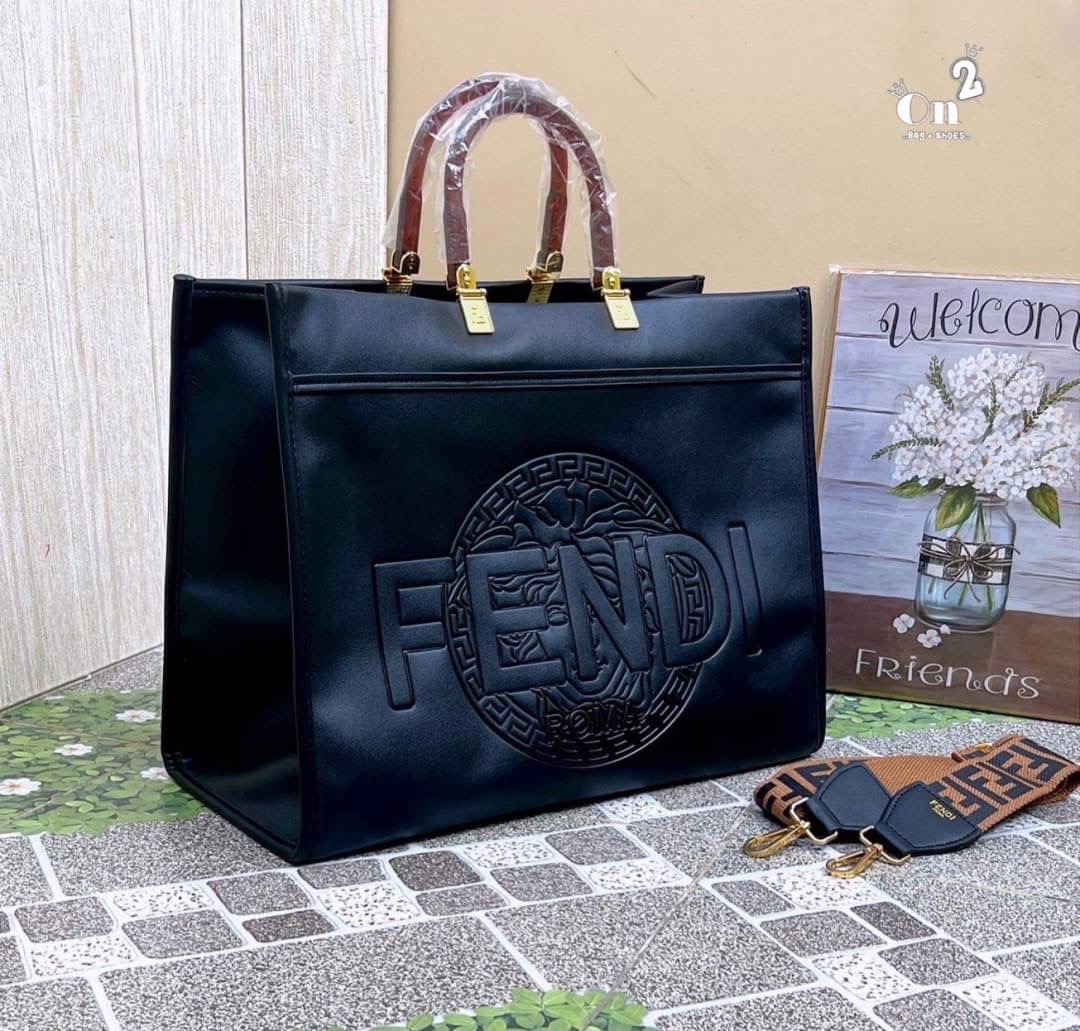 FENDI Shopping bag FENDI ทรง shoppingใบใหญ่ อะไหล่สีทองหรูหรา ใช้งานได้ทุกลุค เกรดงานสวย งานชนชอป ใช้ได้ Everyday Look เลยค่า