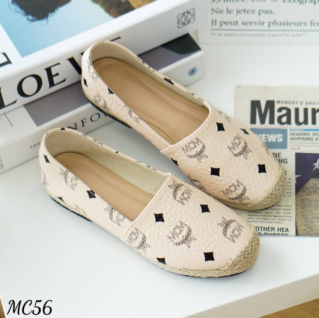 พร้อมส่ง รองเท้าผ้าใบM ซี M ทรงสลิปออน แบบสวม งานหนังPU แท้ นิ่มมาก สกรีนโลโก้ชัด ด้านใน ซับหนังกำมะหยี่ นุ่มมาก ทรงสวย ใส่สบายยย ตัวส้นหนา1นิ้ว งานสวยมาก เก็บหน้าเท้าได้ดี งานปั้มแบรนด์ กล่องเรียบ