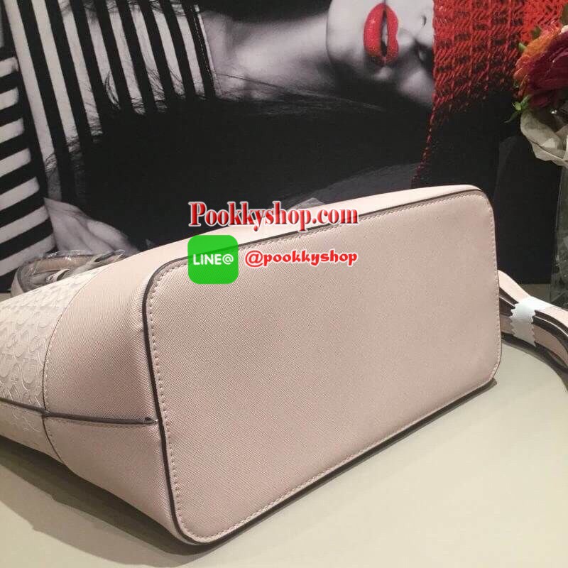 GUESS DELANEY TOTE BAG กระเป๋าทรง shopping วัสดุหนังแก้วเงาสวย น้ำหนักเบา ด้านหน้าประดับด้วยโลโก้แบรนด์สุดหรู เปิดปิดกระเป๋าด้วยซิปสะดวกใช้ ด้านในโล่งกว้าง มีช่องซิปและช่องเล็กสำหรับใส่ของ ซับในลายแบรนด์ รุ่นนี้มาพร้อมสายสะพายยาวปรับได้ ถอดได้ จะใช้แบบสะพ