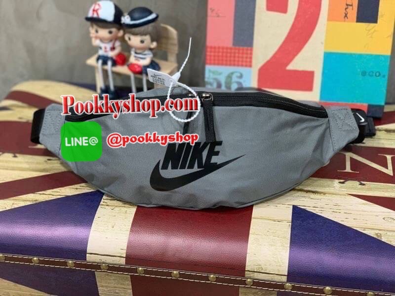 NIKE HERITAGE WAIST BAG (BA5750-010) กระเป๋าทรงคาดเอวและคาดหน้าอกสไตล์สปอร์ต เปิดปิดด้วยซิปคู่ ภายในใส่กระเป๋าสตางค์ยาวได้ ด้านหน้าสกรีนโลโก้แบรนด์ สายคาดปรับความยาวได้ฟรีไซส์ น้ำหนักเบา จะสะพายคาดอกช้อปปิ้งหรือจะวิ่งออกกำลังกายก็ได้คร้า!!