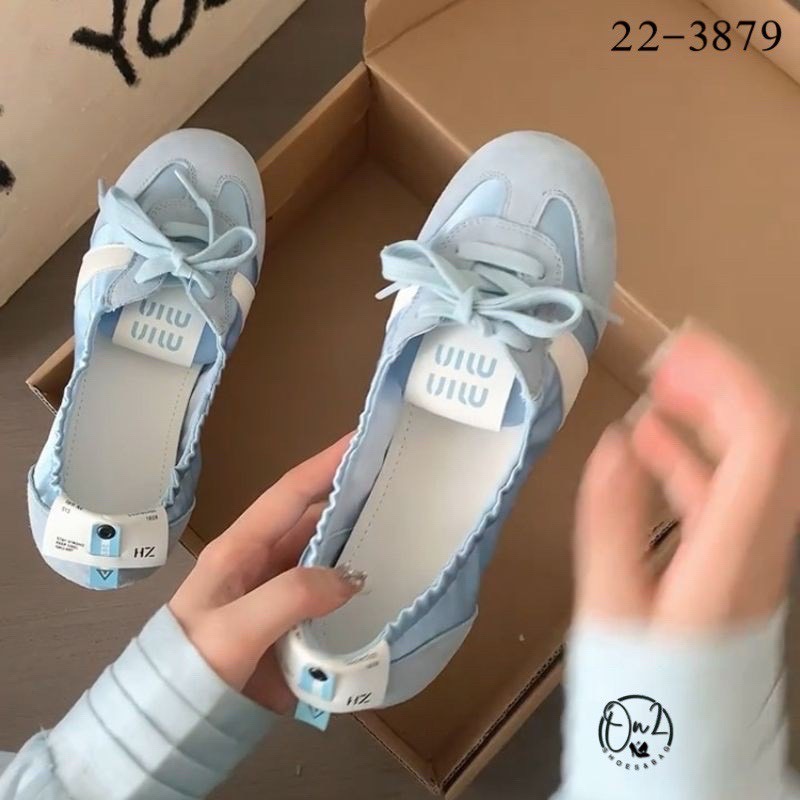 รองเท้าผ้าใบสไตล์ Miu miu แต่งสายคาดสปอต มี ผูกเชือกกรุบกริบ งานจริงน่ารักมากเป็นหนังนิ่มใส่สบายสุดสุด