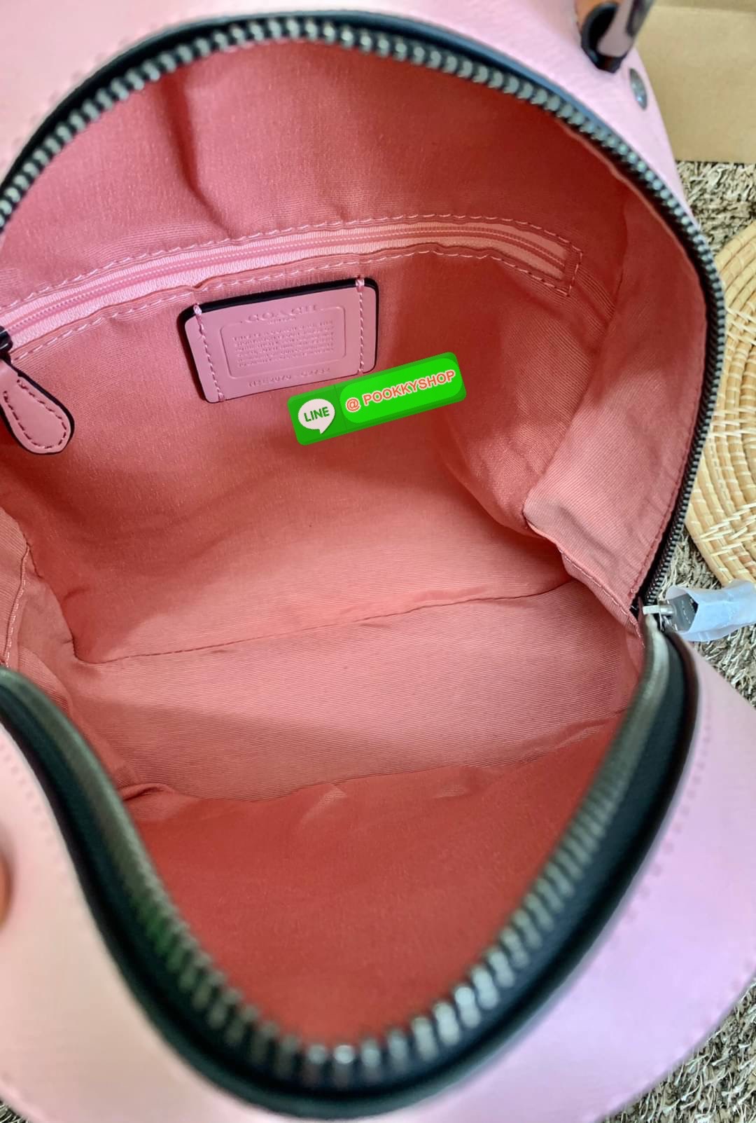 COACH JORDYN BACKPACK ((C2732//76623)) 🌹🌹ไม่มียังไงไหว ต้องบอกว่าน้องสวยมากๆค่า! กระเป๋าสะพายหลังแบบมีหูหิ้ว หนังแแท้ ลายหนังสวยน่าใช้มากค่ะ ด้านหน้ามีช่องซิปใส่มือถือหรือของจุกจิกลงไปได้ค่ะ เปิด-ปิดกระเป๋าแบบซิปคู่ห้อยหนัง ภายในกว้างใส่สั