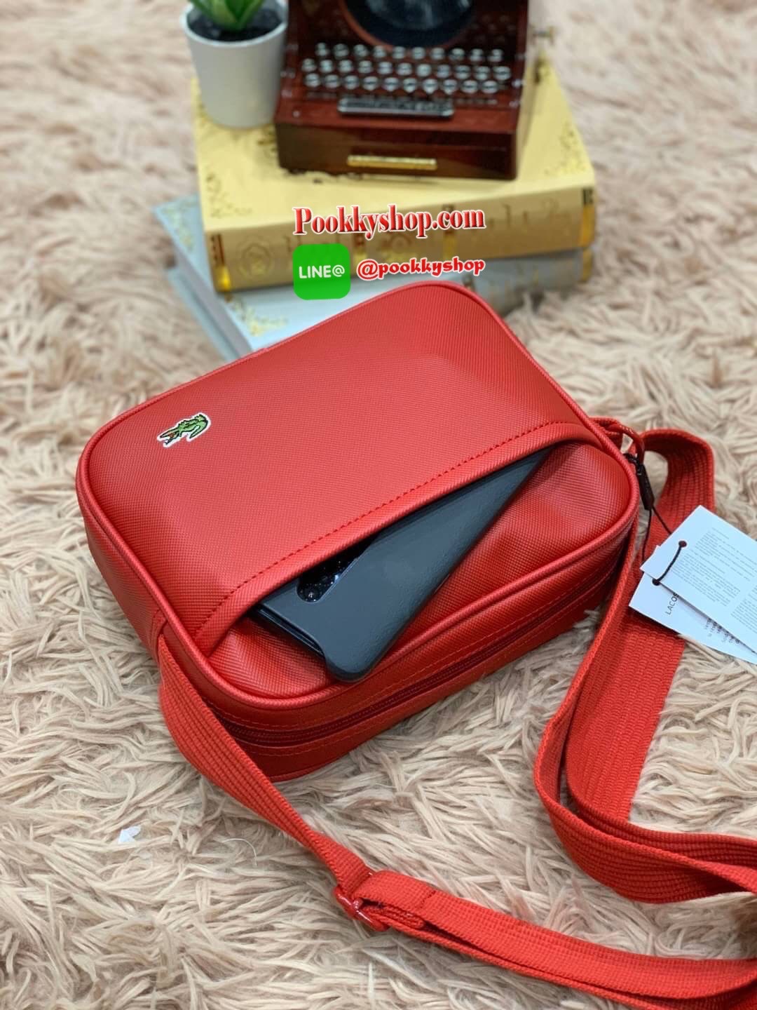 ลาคอส Classic Shoulder Bag Crossbody Bag กระเป๋าสะพายที่สามารถสะพายได้ทั้งสายคู่และสายเดี่ยว รูปทรงกว้างในลักษณะแนวนอน ใส่กระเป๋าสตางค์ยาว มินิไอแพคได้วัสดุpvc100% กันน้ำได้ เปิดปิดด้วยซิปเดียวใช้งานง่าย ด้านหน้ามี1ช่องใช้งานเสียบมือถือหรือของจุกจิกได้