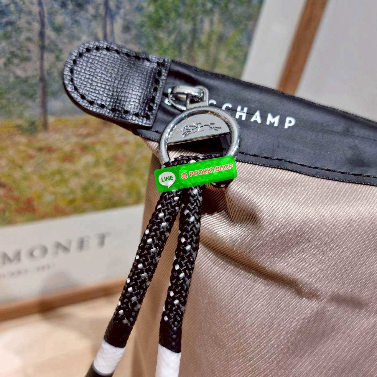 Longchamp le pliage energy M tote bag 🔆 Details เป็นอีกรุ่นที่แรงมาก จึ้งมาก! กระเป๋าสะพายไหล่ทรงโท้ท รุ่นยอดฮิต ดีไซน์ใหม่ให้ความสปอร์ตตี้มากขึ้น มาพร้อมขนาดใหม่ที่หลายๆคนรออยู่ น้ำหนักเบา ดีไซน์เรียบง่าย แต่ดูแพง ปากกระเป๋าออกแบบให้มีฝาปิดและซิป