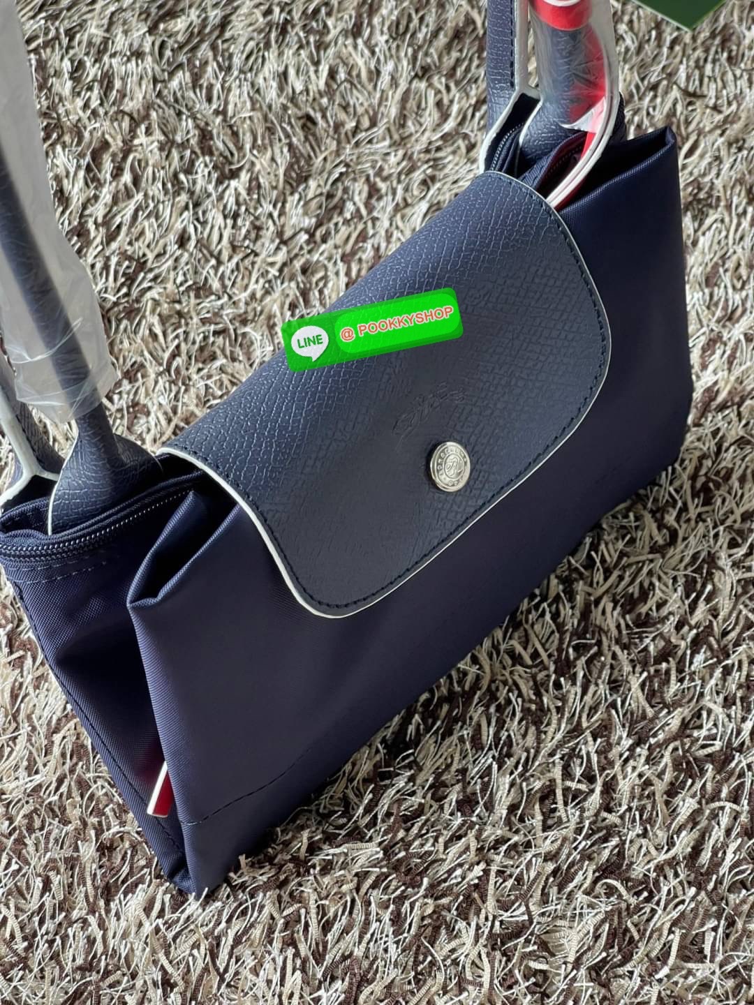 💕LONGCHAMP LE PLIAGE TRES PARIS SHOULDER BAG กระเป๋าโท้ทใบนี้ดึงดูดใจคุณด้วยรูปทรงมินิมอลและปริมาตรที่เพียงพอซึ่งสามารถเก็บเอกสารหรือแล็ปท็อปทั้งหมดของคุณได้อย่างง่ายดาย สายคล้องไหล่มีความยาวช่วยให้คุณสะพายได้อย่างสบาย ขณะที่การปิดด้วยซิปช่วยให้มั