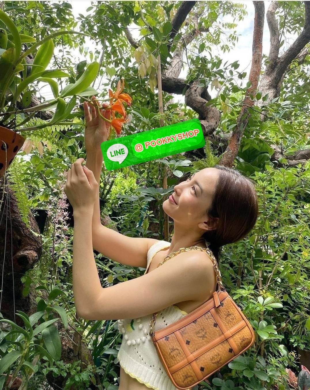 MCM MINI DELMY SHOULDER BAG จัดหนักจัดเต็ม!! ที่สุดของรุ่นที่ฮอตหนักมาก คอลเลคชั่นที่ยอดขายดีตั้งแต่วันแรกที่ลง shop ด้วยรูปทรงที่กะทัดรัด ตอบโจทย์ได้ทุกลุค ทุกไลฟ์สไตล์ ใช้งานได้ง่ายคล่องตัว กระเป๋าสะพายทรงพอช ที่มาพร้อมสายโซ่คล้องด้านหน้า และสายหนังครอส