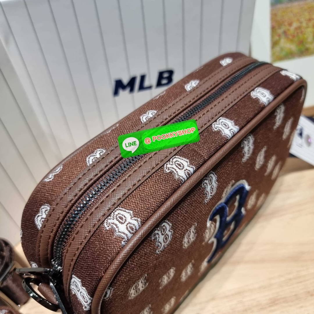 MLB JACQUARD MONOGRAM CROSSBODY BAG ฉุดไม่อยู่ ดาเมจแรงมาก!! กับกระเป๋าครอสบอดี้ ที่สายเกาต้องมี!! ดีไซน์ลวดลายโมโนแกรมเอกลักษณ์ ลงบนผ้า jacquard ได้อย่างลงตัวและสวยงาม เปิด-ปิดด้วยซิป ภายในโล่งกว้าง จุของสบายๆ มาพร้อมใบลูก และสายสะพายข้าง ให้ความคล่องตัว