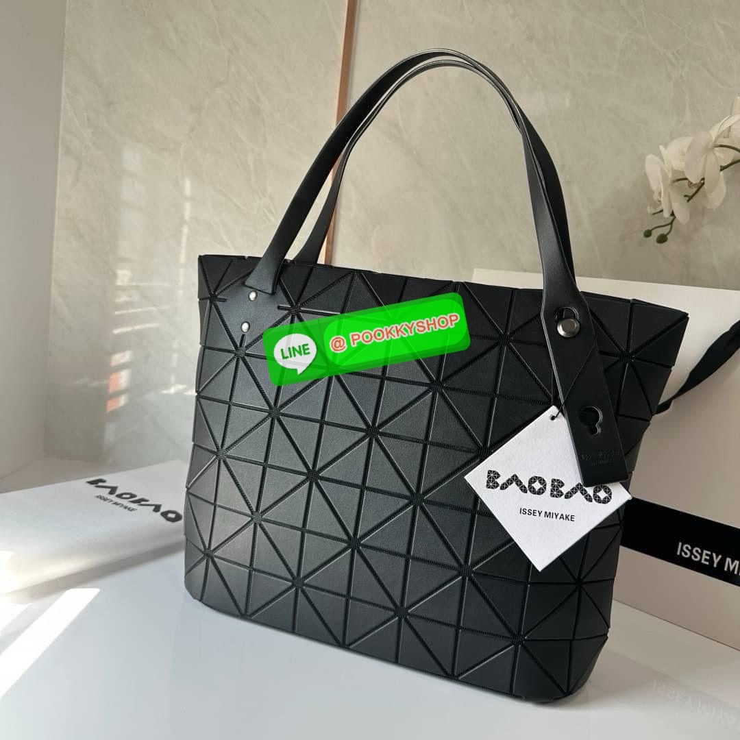 Bao bao Issey Miyake Rock Matte กระเป๋า Bao Bao ซีรีส์นี้จะเป็นทรงสี่เหลี่ยมผืนผ้าและทรงสี่เหลี่ยมจัตุรัส น้ำหนักเบา มีซิปปิดด้านบน ถือเป็นรุ่นที่เหมาะกับการใช้งานในชีวิตประจำวัน สามารถพับมุมและบริเวณด้านล่างของกระเป๋าเพื่อเพิ่มความสะดวกสบายในการใช้งาน ทั