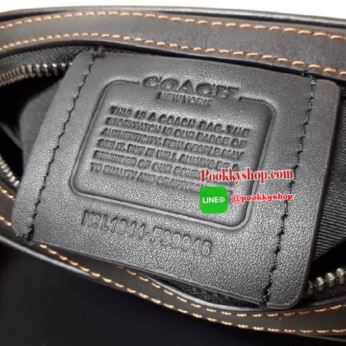 NEW IN !! COACH GRAHAM CROSSBODY IN SIGNATURE LEATHER (COACH F50713) **รุ่นตามหากันเยอะมากๆ** กระเป๋าสะพายข้าง ใช้ได้ทั้งผู้ชายและผู้หญิง โดดเด่นด้วยลาย Signature แบบลาย C นูน สายสะพายถอดได้ สามารถถือเป็นครัชได้ สามารถปรับสายสั้นเป็น คาดอกได้ ขนาดกำลังดี