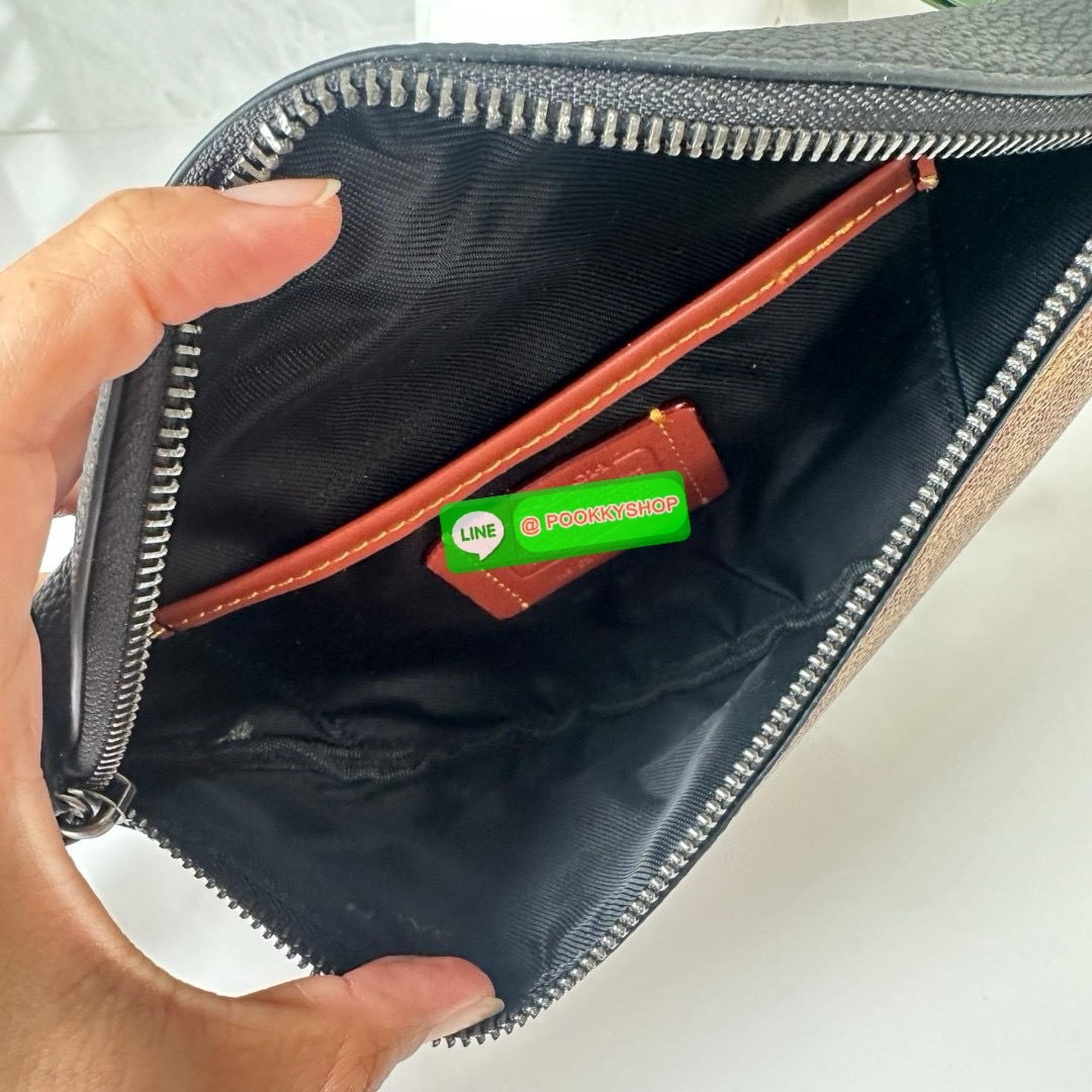 COACH Charter Fanny pack synthetic (C7700) 🔖กระเป๋าคาดอกรุ่นใหม่ไซส์มินิ ขนาดกำลังดี ทรงหล่อ 🔖วัสดุ: แคนวาสตัดสลับหนังแท้ 🔖สายปรับระดับได้ 🔖มี2 ช่องซิป ด้านหน้าและด้านหลัง 🔖ภายในช่องหลักมีช่องใส่ของจุกจิก1ช่อง