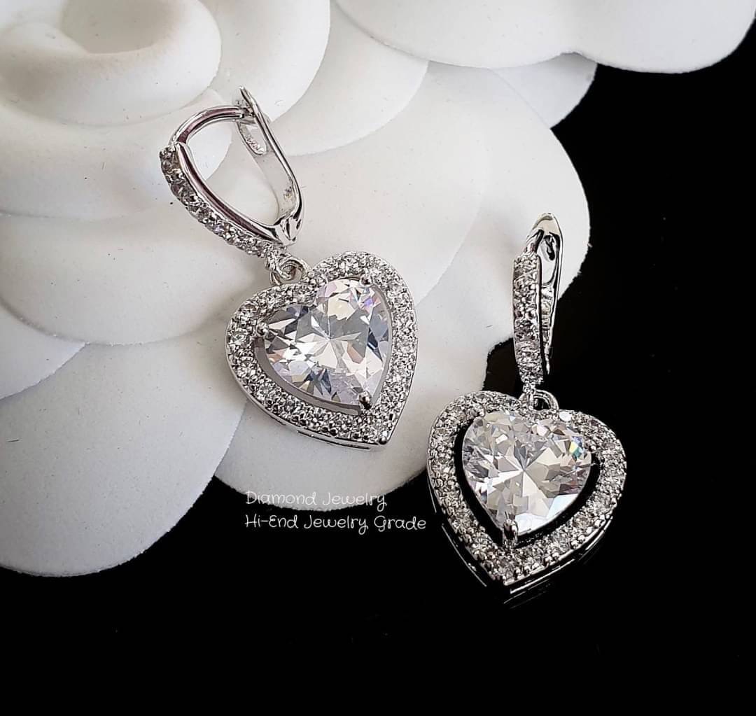 New Arrival !!!!!! ต่างหูเพชร CZ แท้ ห่วงเพชร งานสวยหรู เพชรละเอียด มีไฮโซมากๆค่ะ ดีไซส์สวย รุ่นนี้การันตีความสวยเลยนะคะ เพชรวิ้ง เพชรเยอะ เพชรละเอียดม้ากกกก