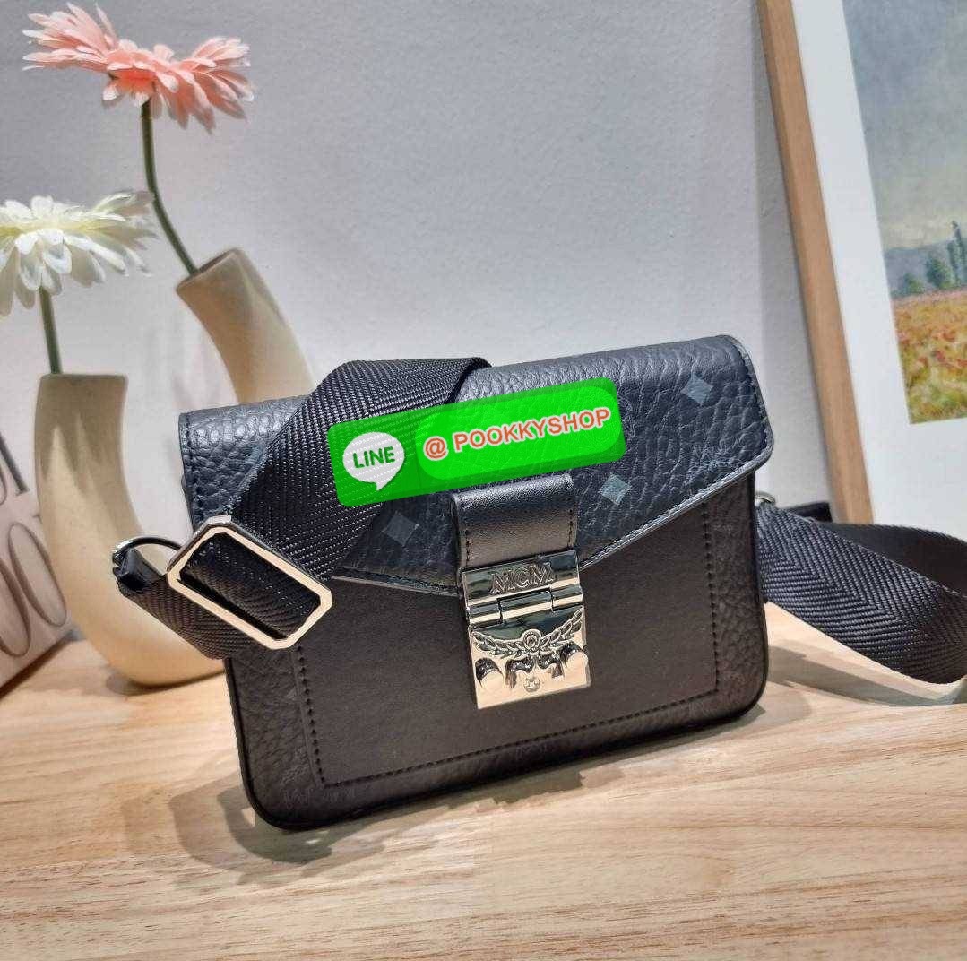 MCM SMALL MILLIE CROSSBODY IN VISETOAS กลับมาแน่นๆกับไอเท็มสุดฮิต!! ดาราเซเลปใช้กันเพียบ กระเป๋าสะพายข้าง ดีไซน์กึ่งสปอร์ต แต่แฝงความหรูในตัว ใช้งานง่ายด้วยขนาดที่พอเหมาะ และสายสะพายสปอร์ตที่สะพายคาดได้สะดวก จะสะพายข้าง สะพายแบบคาดอก ก็ดูดีไปหมด เปิด-ปิดด