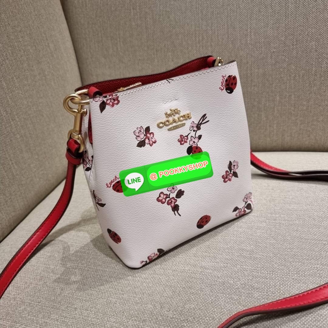 COACH 7267 MINI TOWN BUCKET BAG WITH BUFFALO PLAID PRINT คอลเลคชั่นใหม่ล่าสุด!! น้องสาวคนสวยมาแล้วจ้า สีแดงโดดเด่นต้อนรับเทศกาลคริสต์มาส 🎅🎄 กระเป๋าบัคเก็ต ไซส์มินิ ใบจริงน่ารักม้าก!! น่าใช้แบบที่สุด วัสดุหนังแคนวาสเคลือบลาย สวยคม เปิด-ปิดด