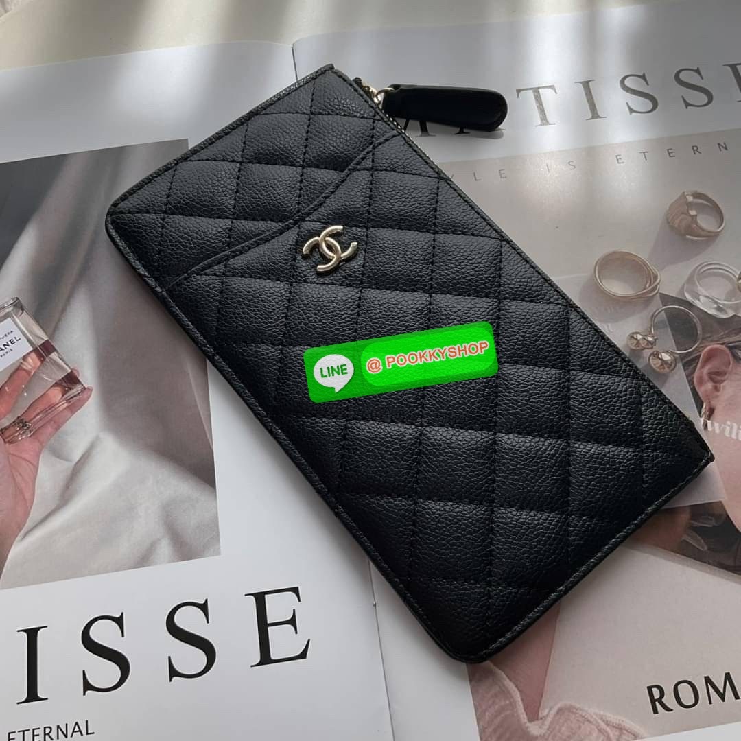 พร้อมส่งแล้วค่ะ ❤️🤍 พร้อมส่งที่ไทยค่าา กระเป๋าสตางค์รับทรัพย์ แนะนำรุ่นนี้เลยคะ งานกิ้ฟ กระเป๋าสตางค์ทรงสวย สะดุดตา หนังสัมผัสลายด้าน จากแบรนด์ CHANEL ด้านหน้ามีโลโก้แบรนด์ CC สีทองหรู มีช่องซิปยาว ใส่ธนบัตร ด้านหน้าใส่มือถือขนาดเท่า NOTE10