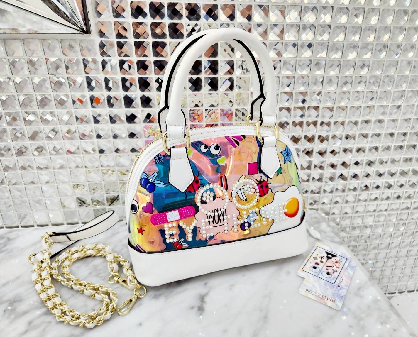 กระเป๋า Eye theme แบรนด์แท้งานคอลเลคชั่นใหม่ใบนี้รับรองคุณภาพความพรีเมียม และความน่ารักน่าใช้ มาพร้อมกระเป๋าใบลูกลายและสายยาว น่ารักแยกใช้งานได้ สวยคุ้มทนทานค่ะ