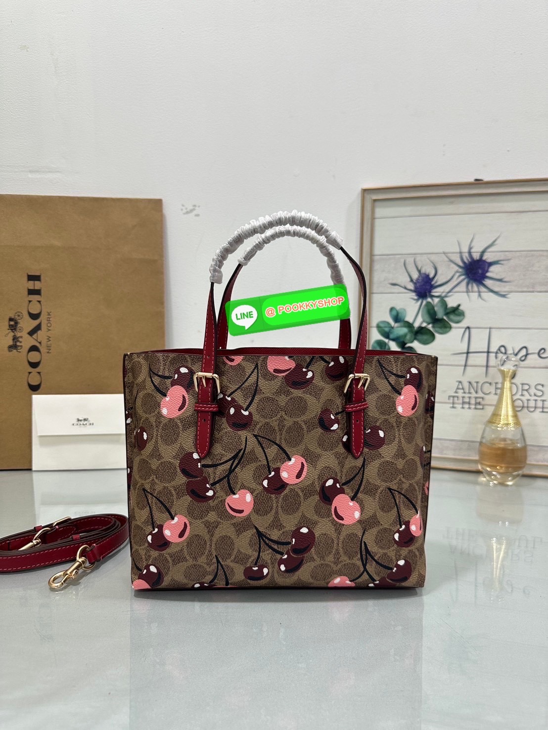 👜Coach CZ772 Mollie Tote Bag 25 In Signature Canvas With Cherry print 🍒 กระเป๋าทรง Tote ลายซิกเนเจอร์พิเศษ ดีไซน์น่ารักสุดคลาสิคมาพร้อมสายสะพายยาวและสายถือ หนังกับตัวกระเป๋าได้อย่างมีเอกลักษณ์ เหมาะสำหรับใส่ของใช้ประจำวัน พร้อมช่องซิปหลักก