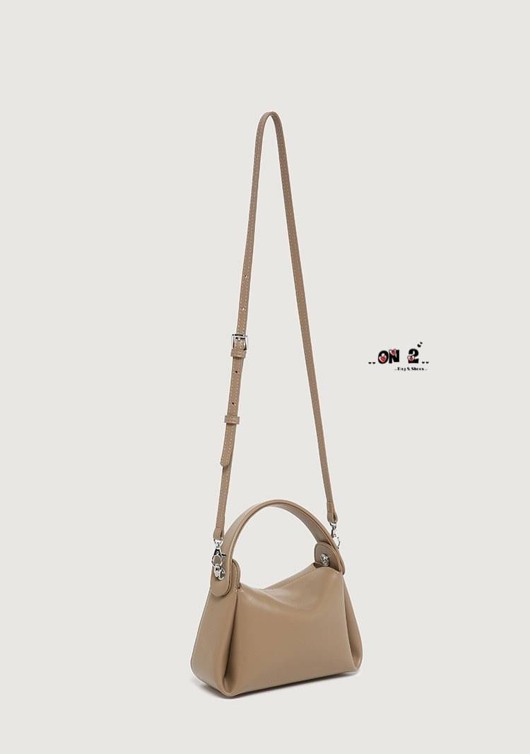 Viva PU Premium Debut งานใหม่ล่าสุด Viva ใบกระทัดรัดกำลังดี มีหูจับ ใช้งานง่าย น้ำหนักเบา ใช้ได้หลายโอกาส ถือสวยมากก สายสะพายยาวก็เก๋ ฝาปิดเป็นเเม่เหล็ก หนังเรียบ คุณภาพดี เป็น everyday bag ได้เลยค่าา