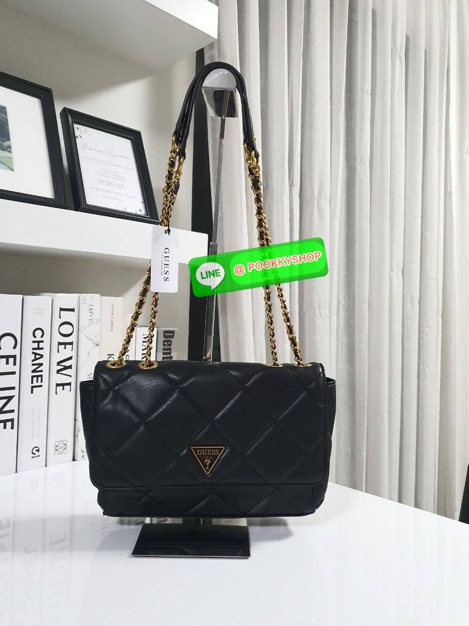 รุ่นใหม่ล่าสุด!! GUESS CESSILY CONVERTIBLE CROSSBODY BAG กระเป๋าสะพายข้าง รูปทรงสวย หนังนิ่มมือมากกก ตกแต่งด้วยโลโก้แบรนด์ด้านหน้า ด้านในเปิดปิดด้วยกระดุมแม่เหล็ก มีช่องซิปแยก+ช่องใส่บัตรฝั่งตรงข้ามอีกช่อง สามารถใส่กระเป๋าสตางค์ยาว โทรศัพท์ได้ทุกรุ่น มาพร