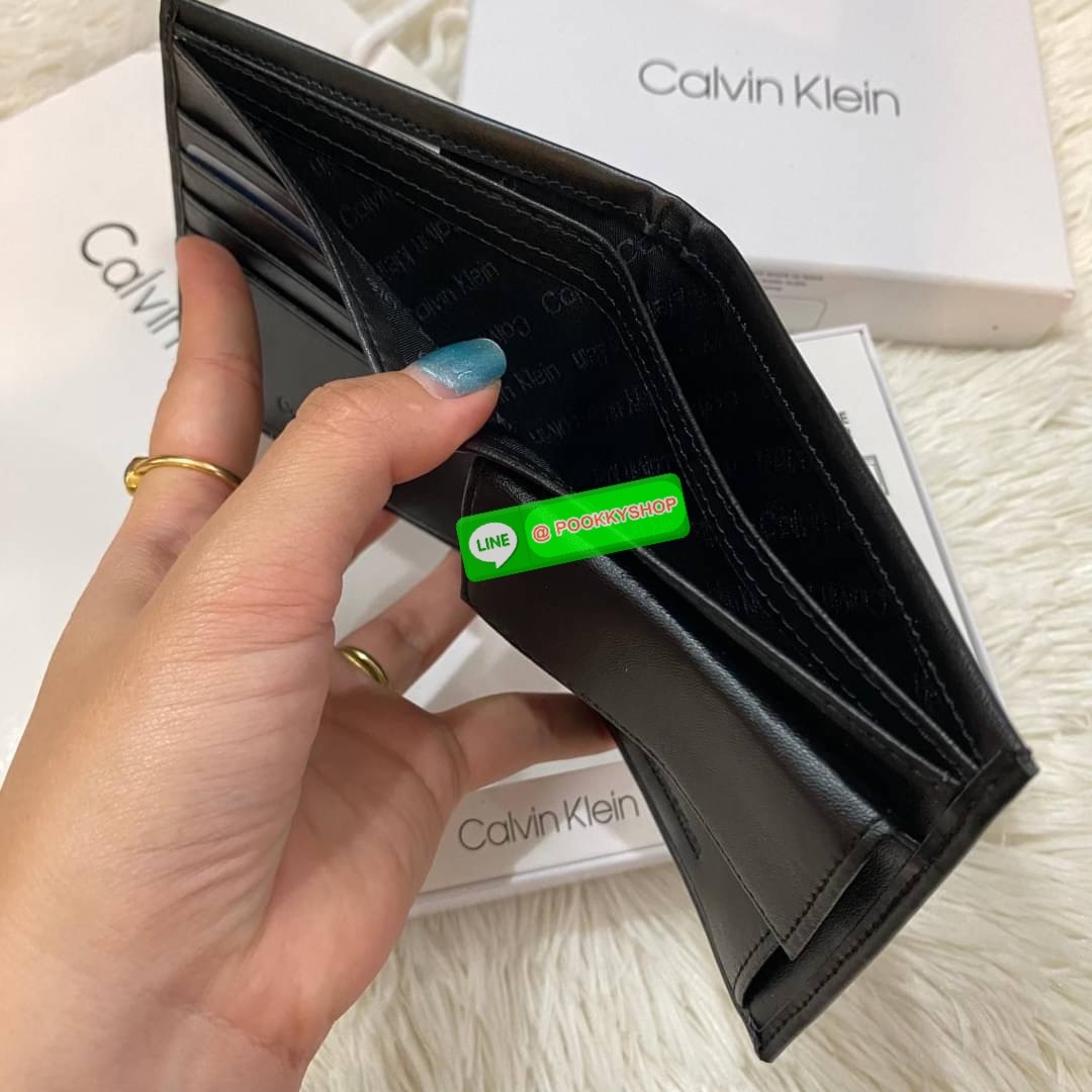 Calvin Klein Bifold Leather Short Wallet กระเป๋าสตางค์ใบสั้น และ ที่ใส่บัตรย่อยแบบเป็นสัดส่วน หนังดี นุ่มมือ รูปลักษณ์เรียบหรูแต่เท่ห์ตามแบบฉบับของแบรนด์Set นี้มาเท่าไรก็หมดคะ รีบจับจองนะคะ มาพร้อมถุงกระดาษแบรนด์และกล่องจ้า สุดคุ้มมอบให้เป็นของขวัญหรือใช้