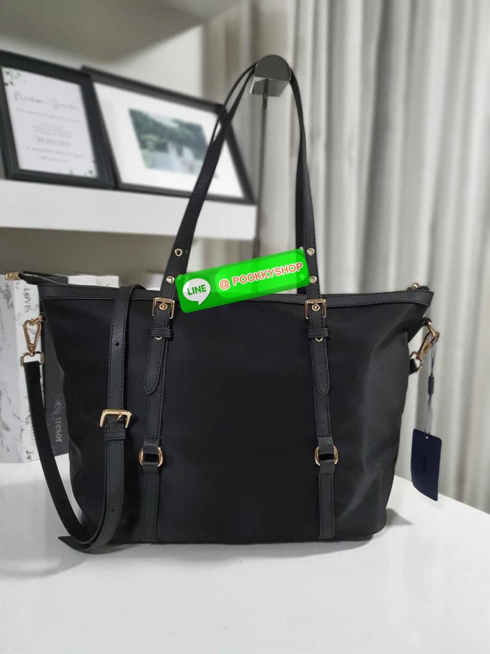 รุ่นยอดฮิต !!! ปังปุริเย่ 🎉🎉 กระเป๋าทรง TOTE BAG จากงานพรีเมี่ยมกิ้ฟ จากเคาเตอร์ต่างประเทศ มาแล้วค่า กระเป๋าใบใหญ่ทรงหรู จากแบรนด์ PRADA เป็น กระเป๋าผ้าไนล่อน ตกแต่งรอบใบได้ สวยมาก ด้านในมีช่องซิปและช่องใส่ของ เป็นสัดส่วน มีช่องหลักและมีช่