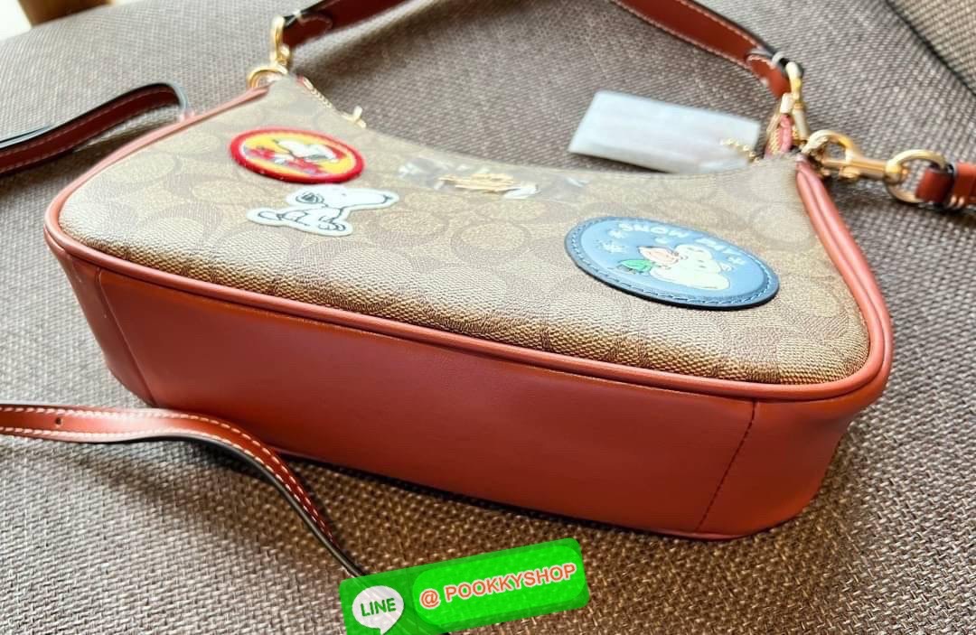 COACH X PEANUTS TERI SHOULDER BAG IN SIGNATURE WITH PATCHES ((CE848)) 📣พร้อมส่งที่ไทย ห้ามพลาด สวยก่อนใครค่าา! กับกระเป๋าคล้องไหล่หรือสะพายแบบครอสบอดี้ร์ หนังแท้สวย ☃️ด้านหน้าปักลวดลายSnoopy+Snow น่ารักๆน่าใช้มากๆ เปิด-ปิดกระเป๋าด้วยซิปภายใ