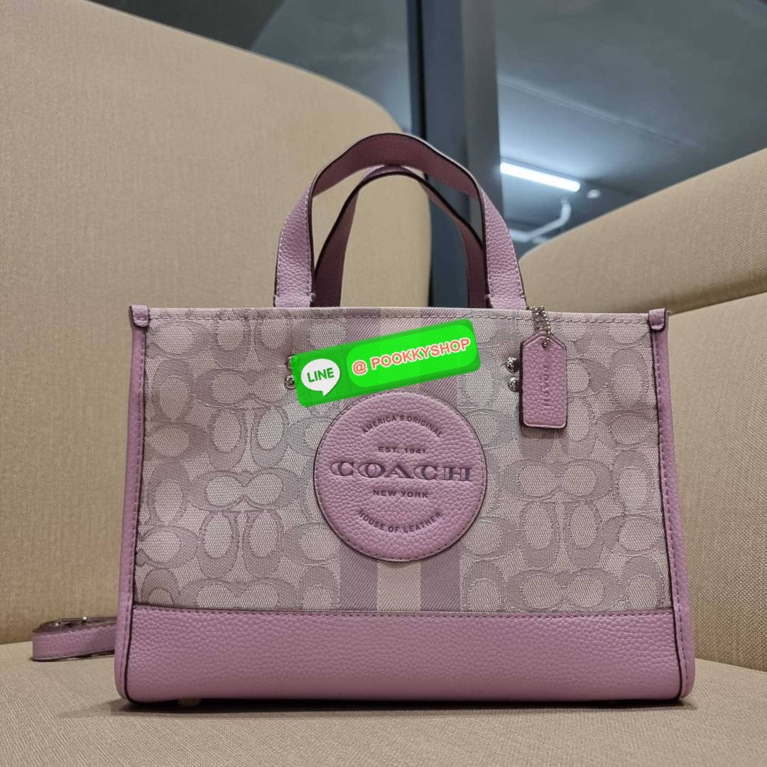 COACH C8448 DEMPSEY CARRYALL IN SIGNATURE JACQUARD WITH PATCH ใบใหญ่ จุใจ คอลเลคชั่นสุดปัง สีที่สาวๆรอคอย ละมุนเกินเบอร์ สวยคม มีความหรูในตัว กับกระเป๋าทรงโท้ท ไซส์ใหญ่ที่สามารถจุของได้แบบไม่ต้องกังวล ฟังก์ชั่นการใช้งานสะดวกที่สุด มีทั้งสายคล้องในตัว และส