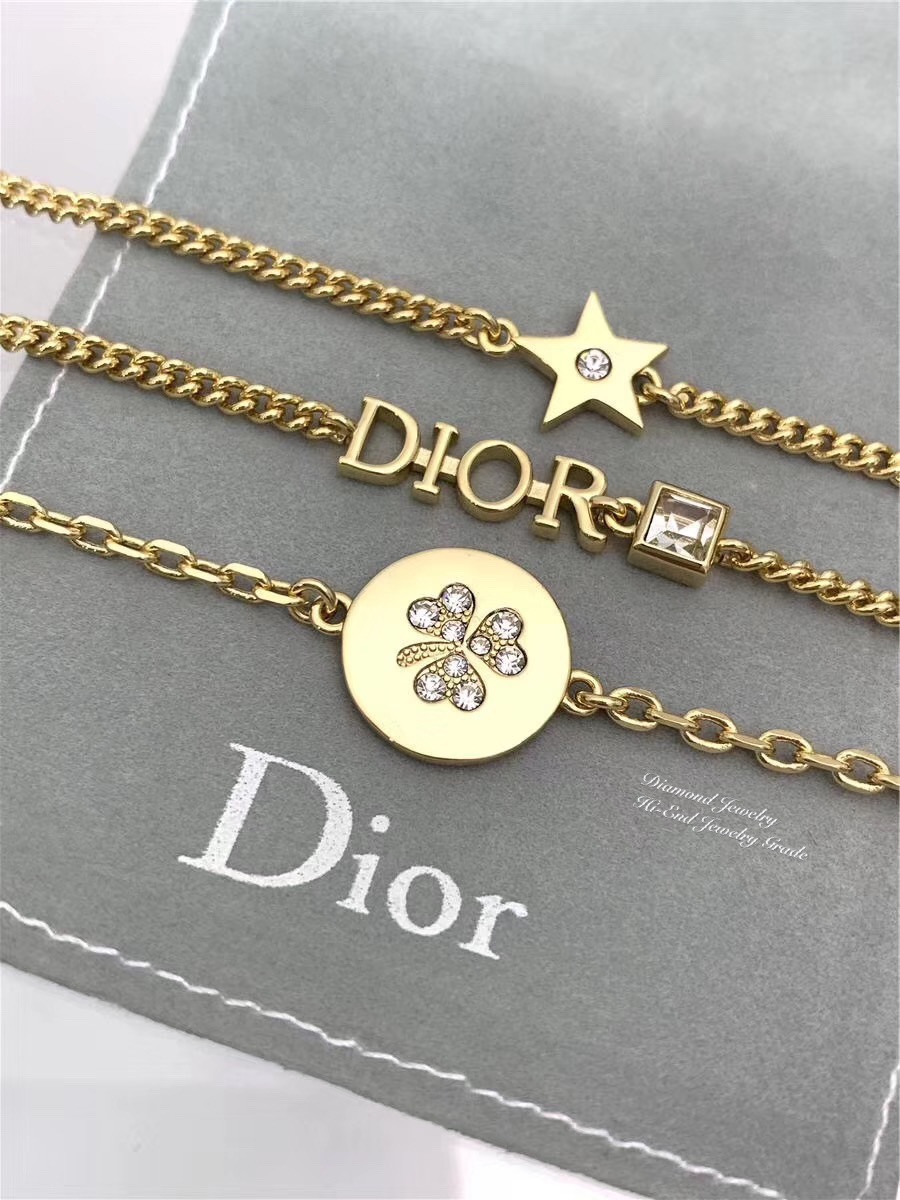 Super Hi-End Quality !!!!! ((งาน 1:1 เหมือนแท้ที่สุดในท้องตลาด)) Dior Bracelet เซตสร้อยข้อมือดิออ คอลล่าสุดค่ะงานอย่างใส่ออกมาน่ารักมากๆค่ะ มีแสตม Dior สวยเป๊ะ งานสวยๆจาก Dior สาวกดิออพลาดไม่ได้เลยนะคะ ใส่ได้ตลอดไม่มีตกยุคคร๊าา อะไหล่สีทองเงา หรูหรา สาวๆห