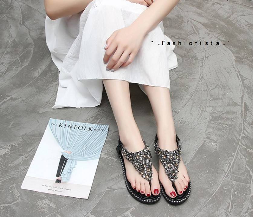 งานปังมาใหม่!! แบบน่ารักมากๆจ้า รองเท้าแตะทรงคีบแบบรัดส้น ดีไซน์สวยเก๋แต่งอะไหล่กลิสเตอร์แน่นอัดกาวเต็มหน้าเท้าวิ๊งวับสะดุดตาขับผิวเท้าสุดๆ พื้นฝังอะไหล่โลหะลงขอบรอบเพิ่มความโดดเด่น ทรงแน่นมีน้ำหนักสวมใส่กระชับเท้า ถอดใส่ง่าย ตรงง่ามรองเท้าสวมปลอกยางซิลิโ