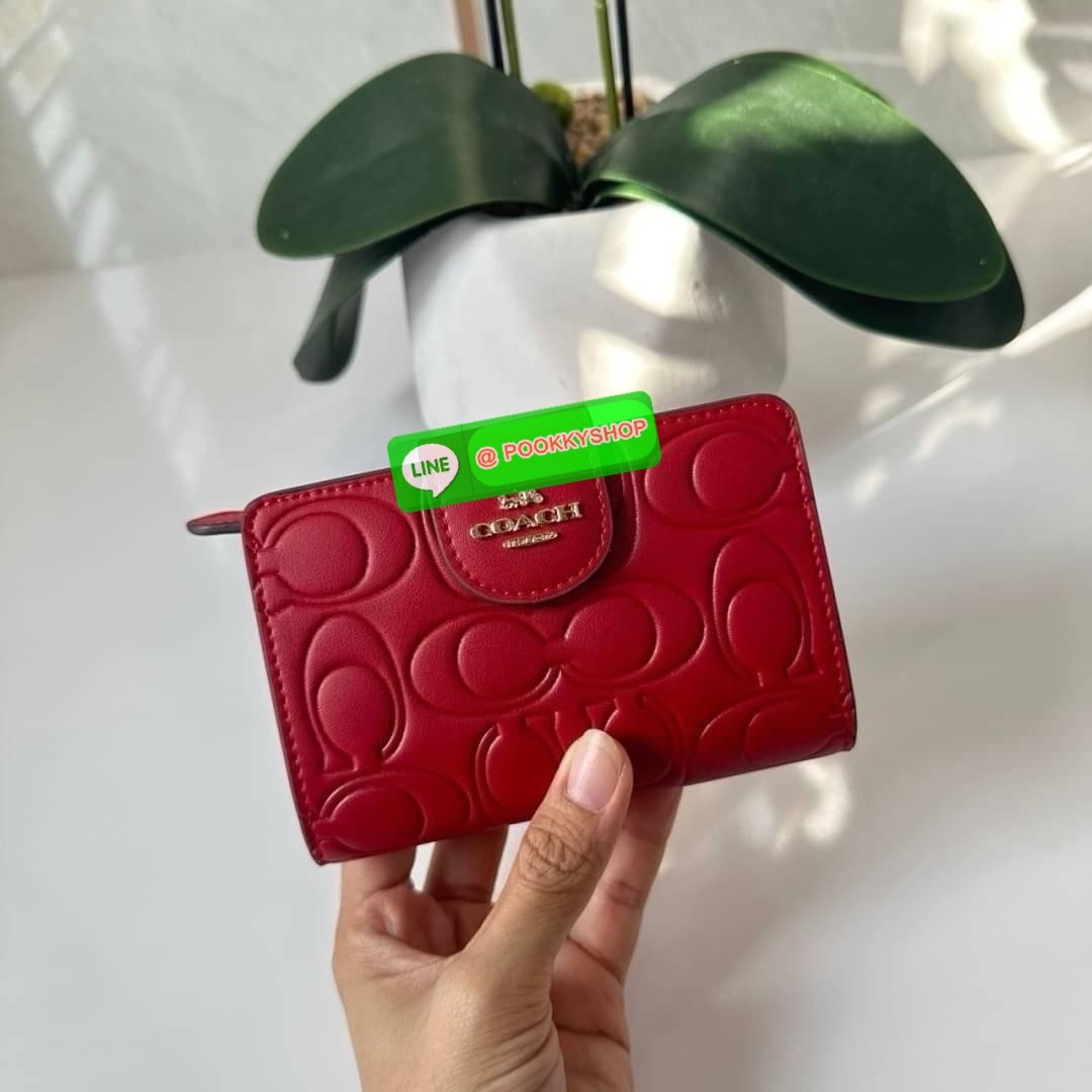 Coach Medium Corner Zip Wallet With Signature Leather 🔖กระเป๋าตังใบกลาง คอลเลคชั่นใหม่ หนังนิ่ม ลายC นูน สวยมาก 🔖วัสดุ: หนังแท้ 🔖เปิด - ปิดแบบกระดุม มีช่องใส่แบงค์ ใส่ธนบัตรได้ทุกชนิด ช่องใส่บัตร ใส่เหรียญ