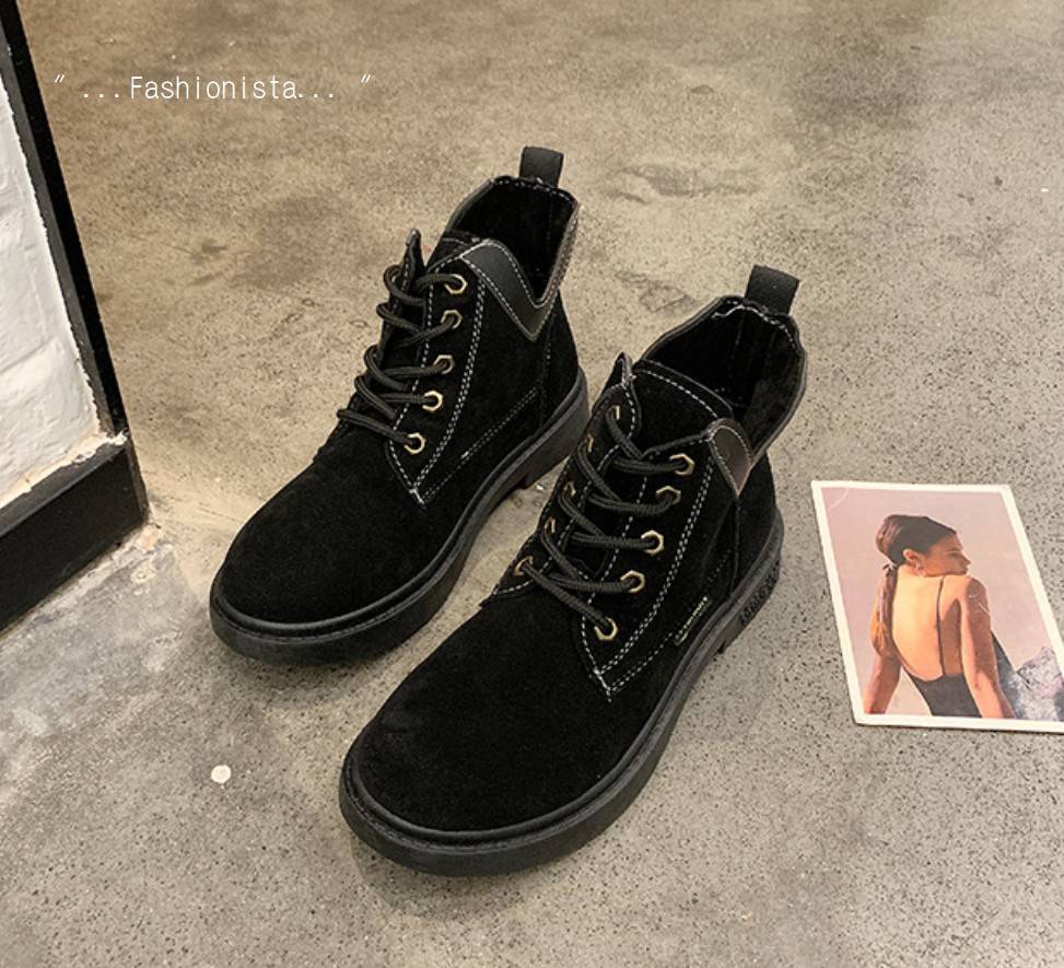 แบบมาใหม่ งานสวยเว่อร์ๆ !! รองเท้าบู้ททรงสั้นหุ้มข้อ พื้นหนา 3 c.m. วัสดุหนังสักกะหราดเนื้อหนาขึ้นทรง ดีไซน์ผ่าข้างเก๋ๆ ใส่นุ่มสบายเดินไม่เมื่อยจ้า งานจริงสวยมากกกไม่จกตา รูปถ่ายจากสินค้าขายจริง 100% สาวกบู้ทใครไม่สั่งคู่นี้พลาดมาก!!